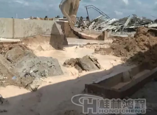 廉江政府鐵腕整治拆除一高嶺土廠，連設(shè)備都砸碎！